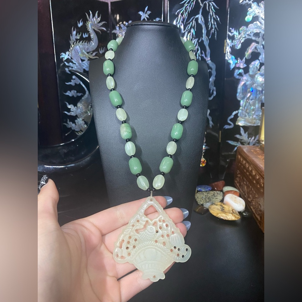 Vintage green jade carved quartz beaded necklace